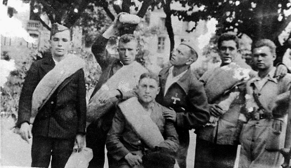 El pontevedrés Juan Moreno Alegrete (en pie en el centro de la fotografía).  la opinión