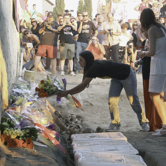 Ofrenda_flores_fosa_Menansalbas
