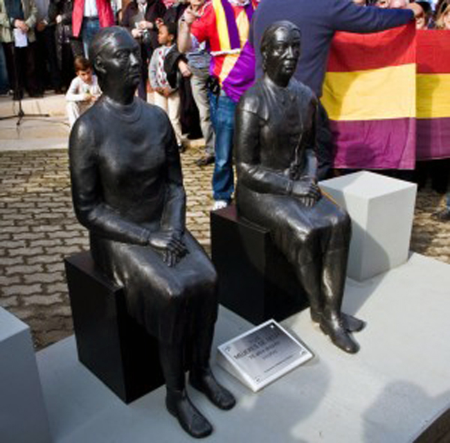 Monumento-a-las-nujeres-de-negro-en-La-Barranca.-300x295