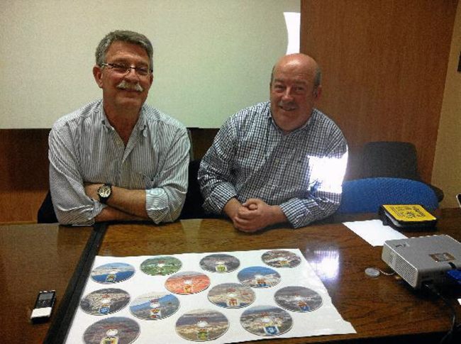 44317_41143_Juan-Hidalgo-y-Eusebio-Rodriguez-muestran-los-CD-con-los-experientes_G