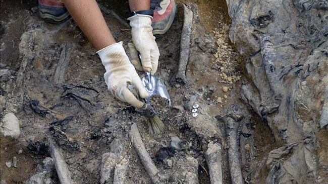 Familiares-enterrados-comun-dinero-identificacion_EDIIMA20130504_0138_4