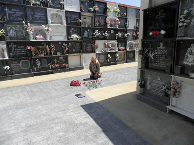 Reciente-visita-de-la-nieta-de-Martín-Márquez-Manuela-Márquez-al-Cementerio-de-Almería-donde-supuestamente-yacen-sus-restos.-Un-encuentro-lleno-de-emoción-y-rabia-contenida.