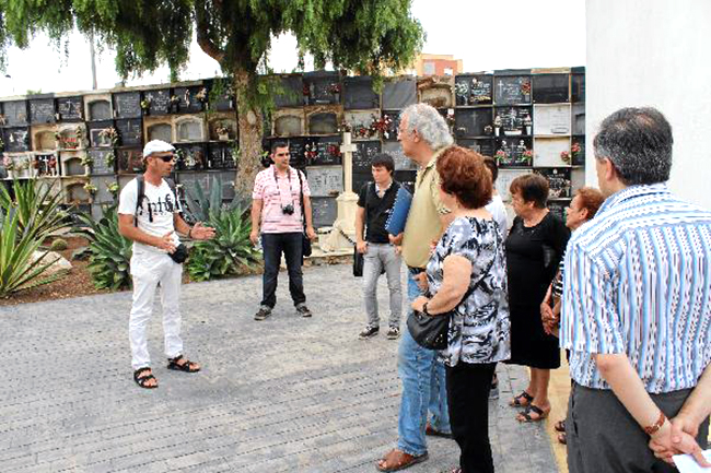 52057_45125_El-arqueologo-Juan-Luis-Castro-junto-a-familiares-afectados-ayer-en-el-camposanto_G