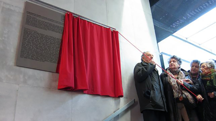 Colocada-Parlamento-recuerdo-navarros-asesinados_EDIIMA20150112_0323_4