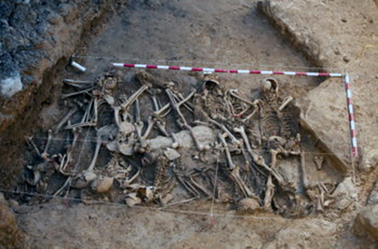 Vista-de-una-fosa-comun-con-di_54371989291_53389389549_600_396