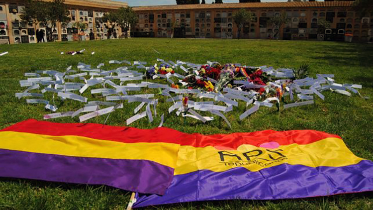 Imagen-homenaje-familiares-represaliados-cementerio_EDIIMA20151027_0212_24