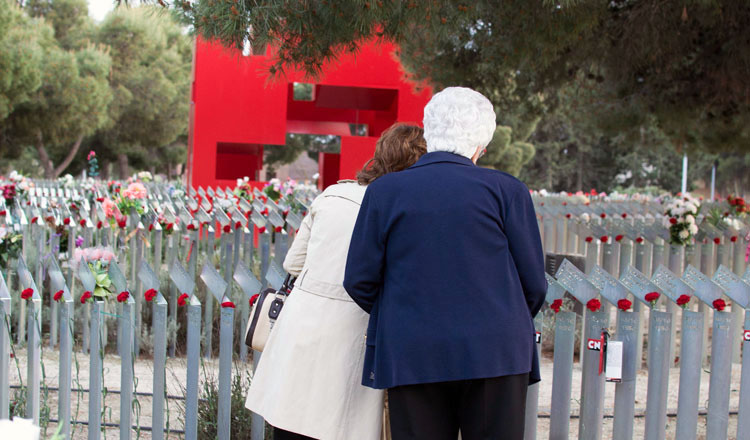 Cementerio-Torrero-Homenaje-Victimas-del-franquismo-Foto-Pablo-Ibañez-ARAINFO-26-r-e1449839232217