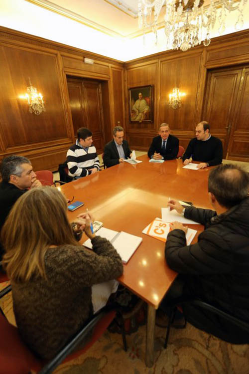 FOTO MARIETA AVI  HUERGA CON PORTAVOCES SOBRE FOSA DE PIÑERA