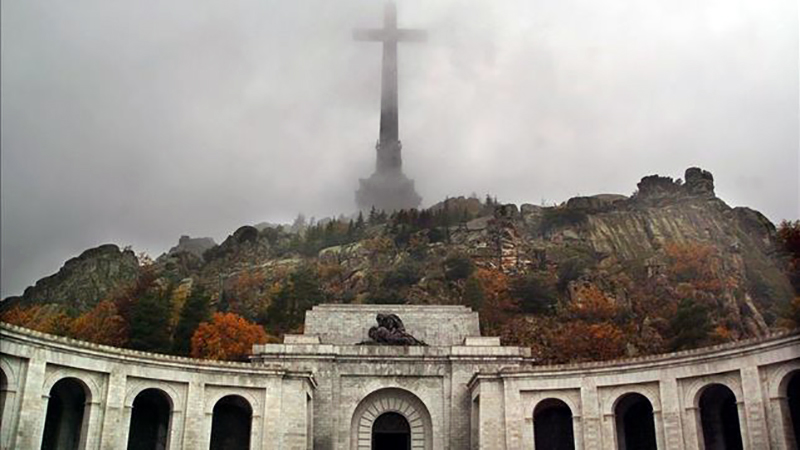 Espana-vive-serenidad-muerte-Franco_EDIIMA20151120_0168_4