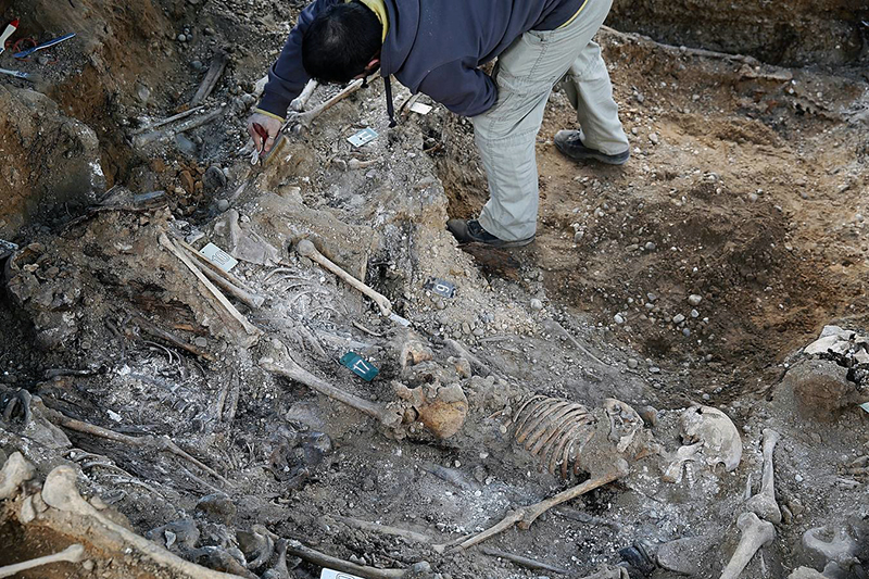Ana visita la fosa común del cementerio del carmen donde podrían estar los restos de un familiar gvillamil