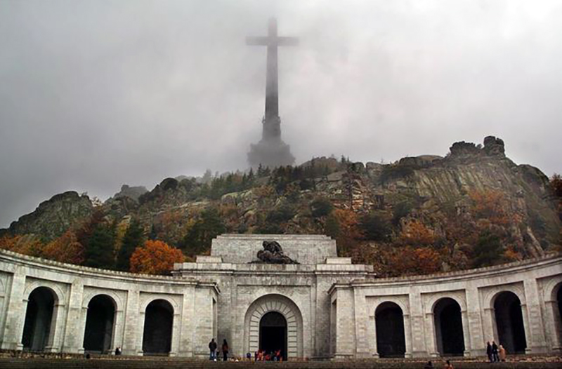 espana-vive-serenidad-muerte-franco_ediima20151120_0168_24