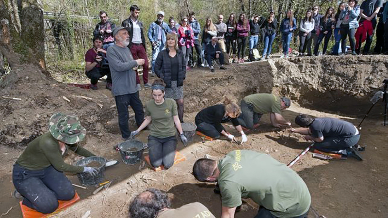 momento-exhumaciones_EDIIMA20170412_0690_4